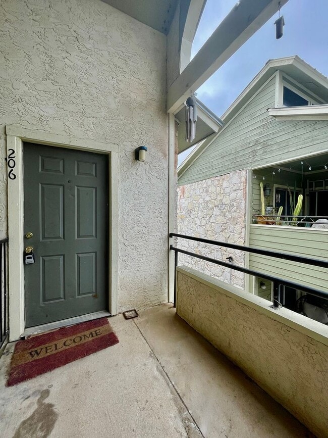 Building Photo - Centrally Located Condo - 2 Bedroom and 2 ...