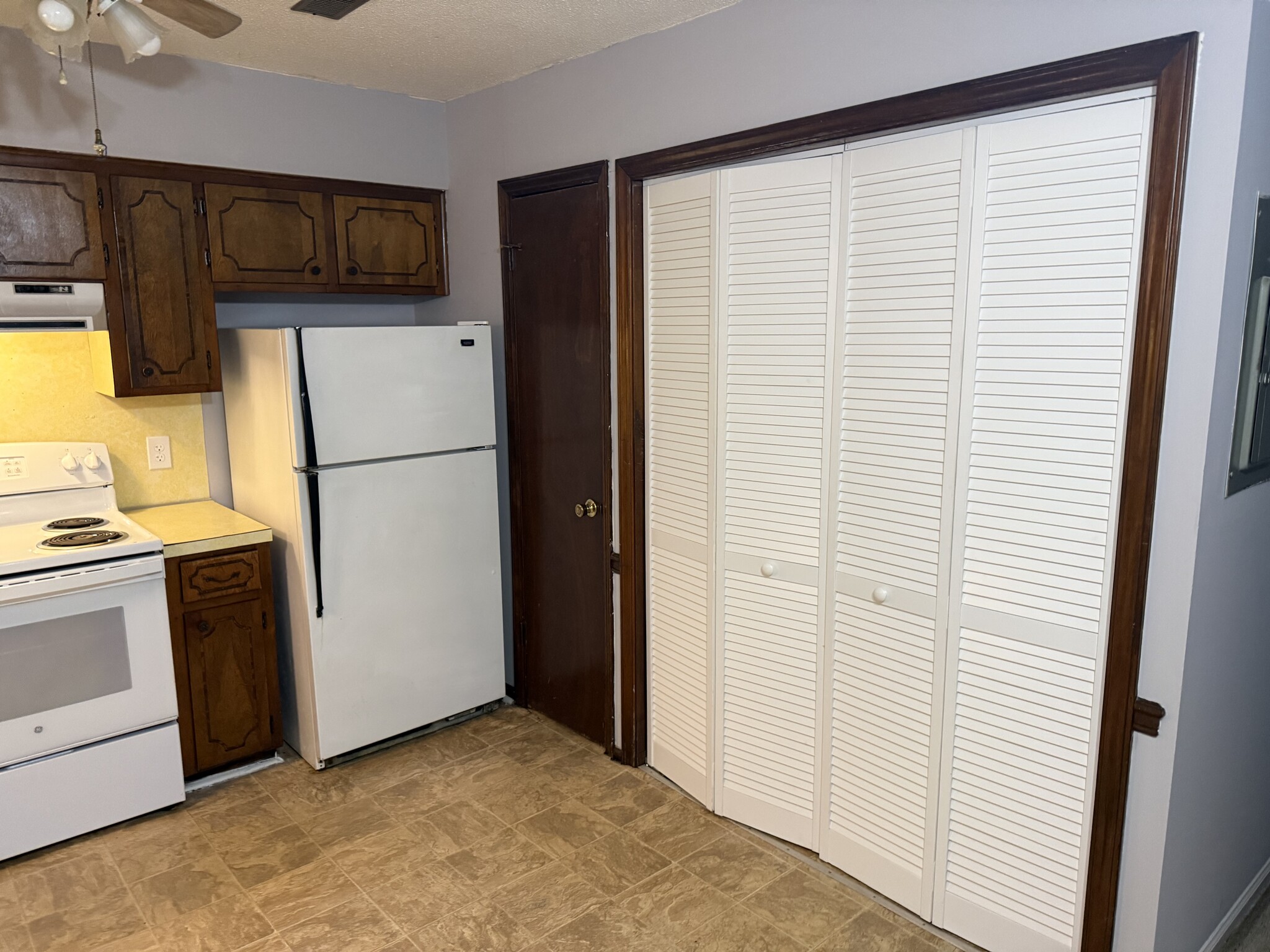 Building Photo - 802 E 7th St