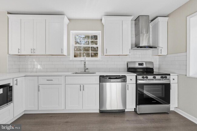 Building Photo - 221 Oak Ln