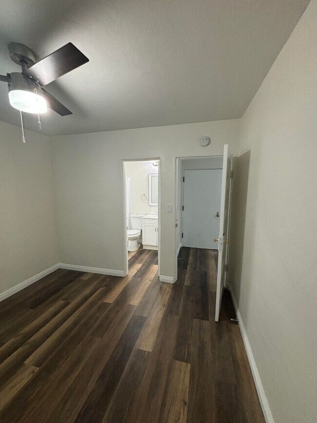 Building Photo - Beautifully renovated 2 bedroom 2 bath home w/ all utilities included!