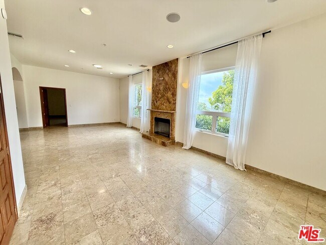 Building Photo - 10827 Pacific View Dr