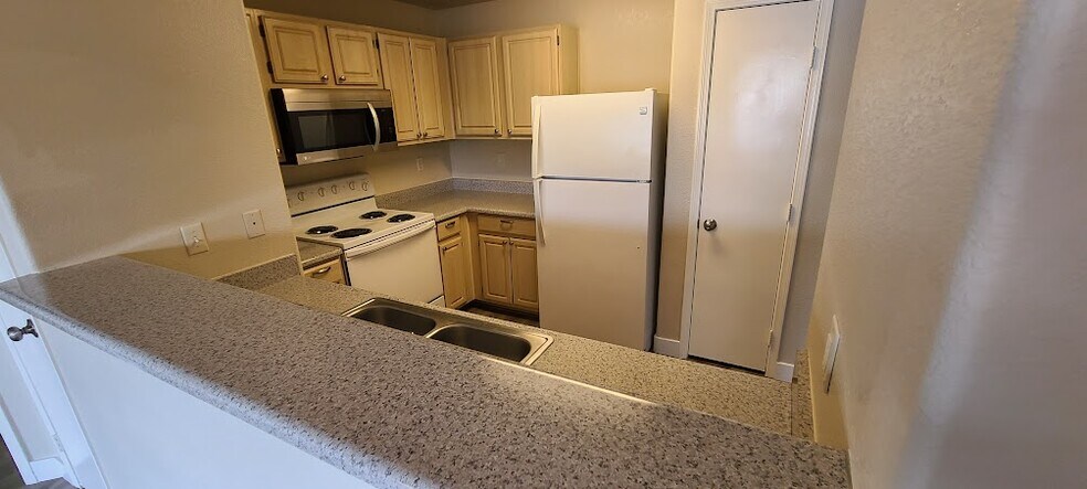 Building Photo - 555 E Silverado Ranch Blvd