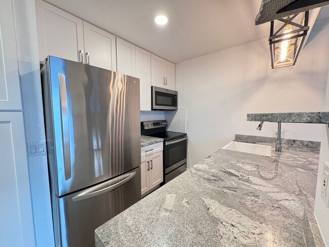 Building Photo - Beautifully Remodeled 1 BD, 1 Mile to beach