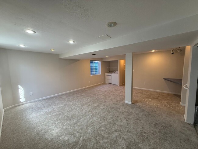 Building Photo - 818 Spyglass Cir