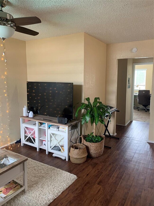 Building Photo - 2401 Manor Rd