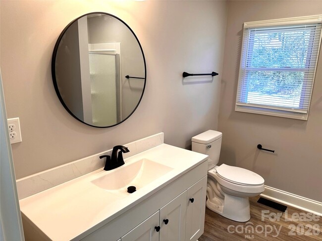 Building Photo - 2121 Charlotte Hwy