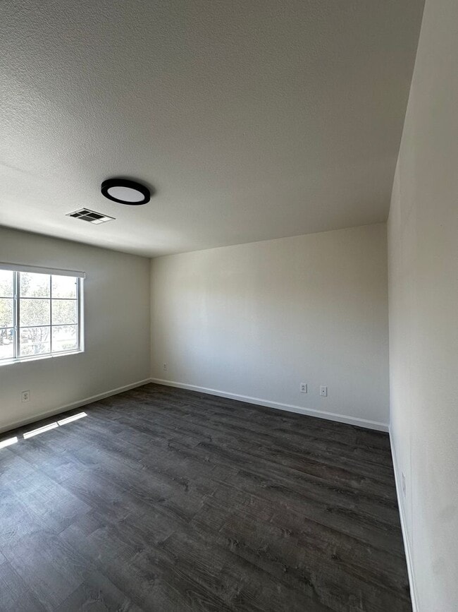 Building Photo - 3 Bedroom Home in the SW!