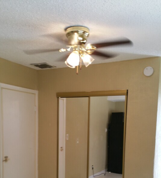 Building Photo - 2842 Van Buren St