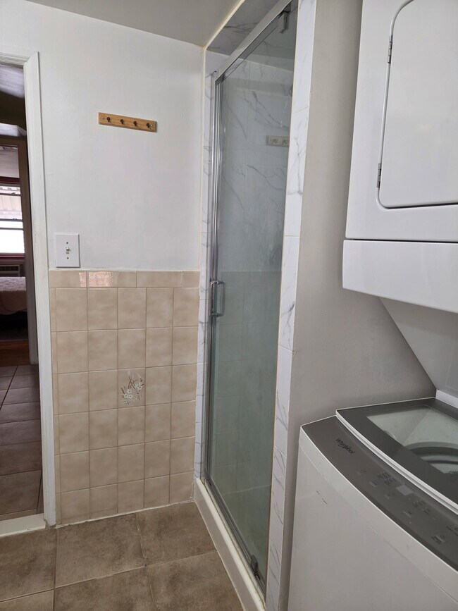 Building Photo - Saint Pauls Avenue, Cliffside Park, NJ 07010 - 1 BR 1 BA multi-family home