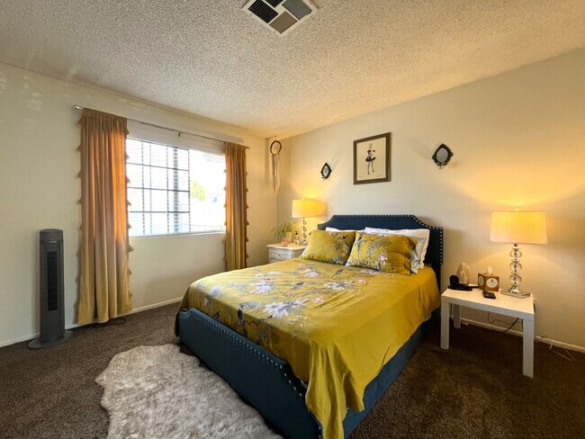 Building Photo - 2 bed, 1.5 bath in Riverside, CA!