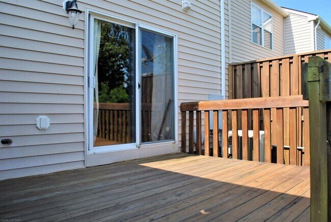 Building Photo - 2 Bedroom 2 Bath Townhouse