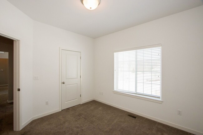 Building Photo - Beautiful 4 bed/3 bath house
