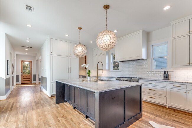 Building Photo - 709 E 13th St