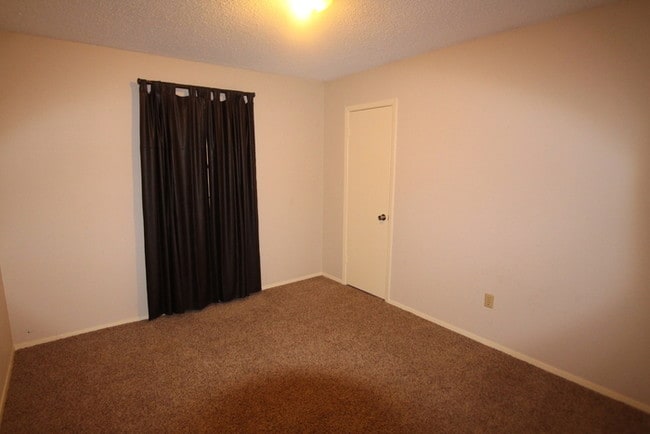 Building Photo - Charming home on Brooks Lake!