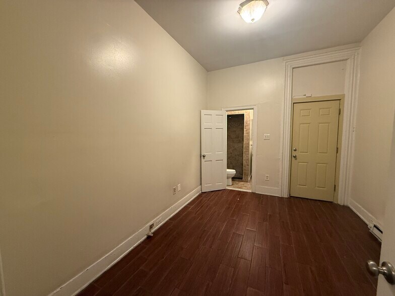 Building Photo - 1819 W Oxford St