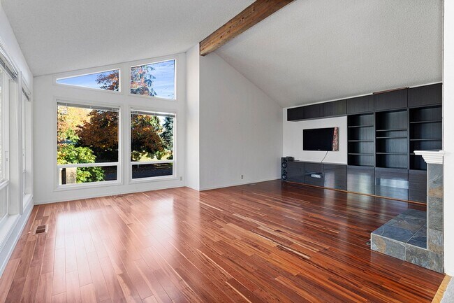 Building Photo - Spacious Home ! Huge living room, 2nd family room, kitchen nook and extra room off kitchen. Large...