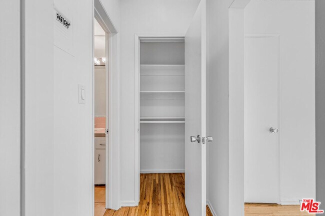 Building Photo - 122 Croft Ave