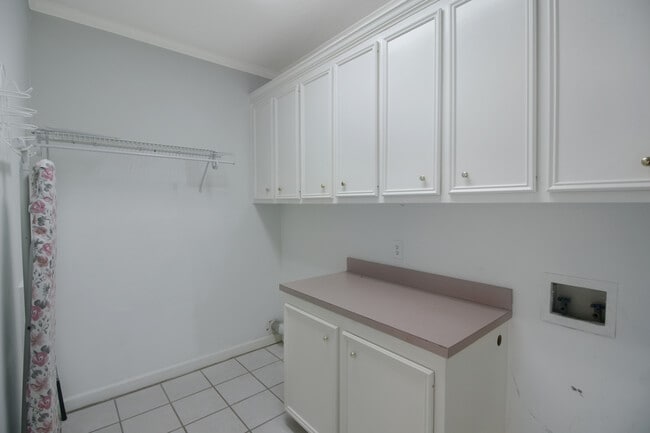 Building Photo - 345 Avonlea Ln