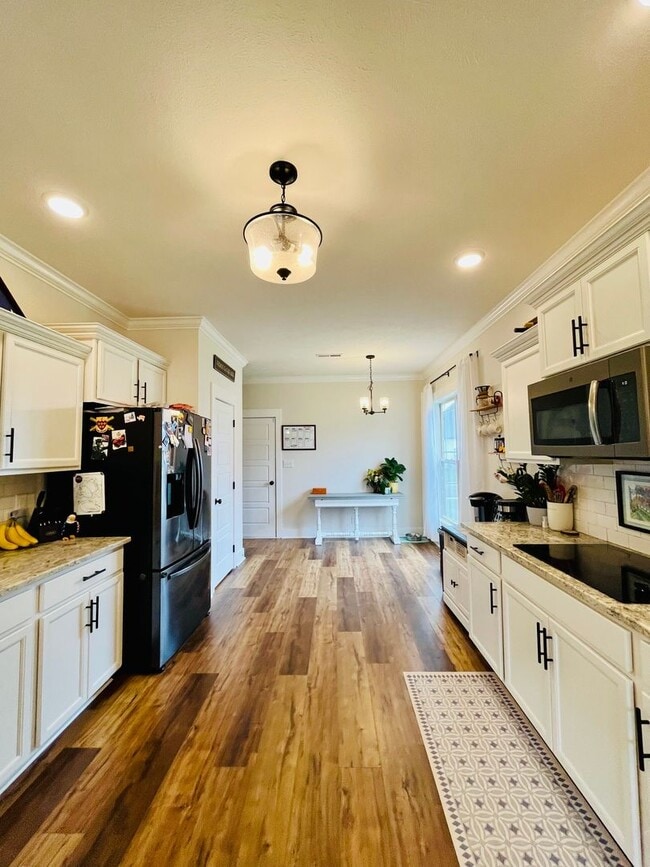 Building Photo - Georgous Large Open Floor Plan Home with Easy Commute to Nashville