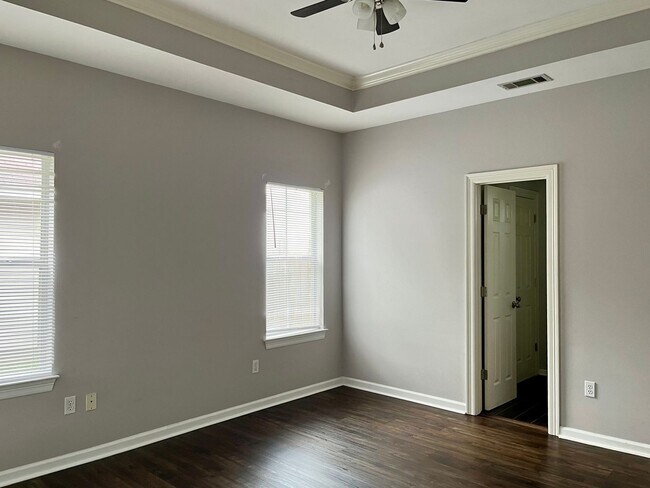 Building Photo - 303 Briarhaven Dr