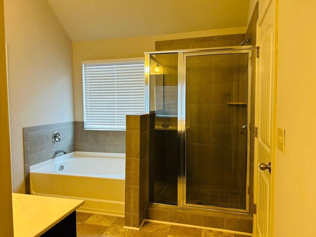 Building Photo - Beautiful 4 bedroom, 2.5 bathroom home In ...