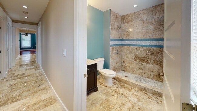 Building Photo - Renovated 5BR/3BA Cottage Near UTK | Walka...