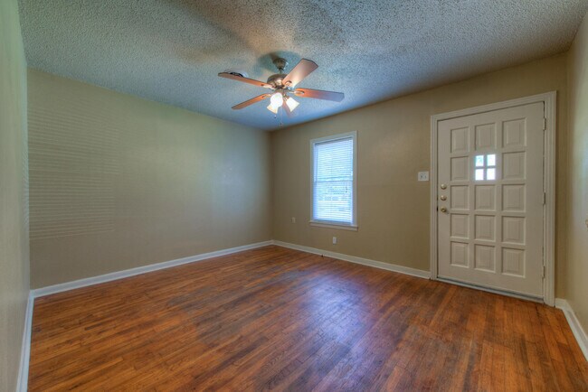 Building Photo - UT PRE-LEASE: 4 bed/2 bath North Campus home for pre-Lease. Features wood floors and many updates