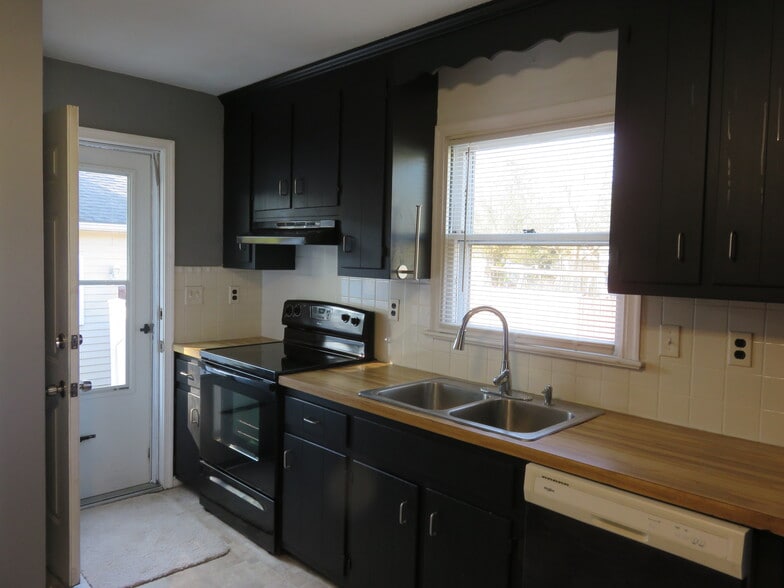 Building Photo - 7 S Daisy Ave