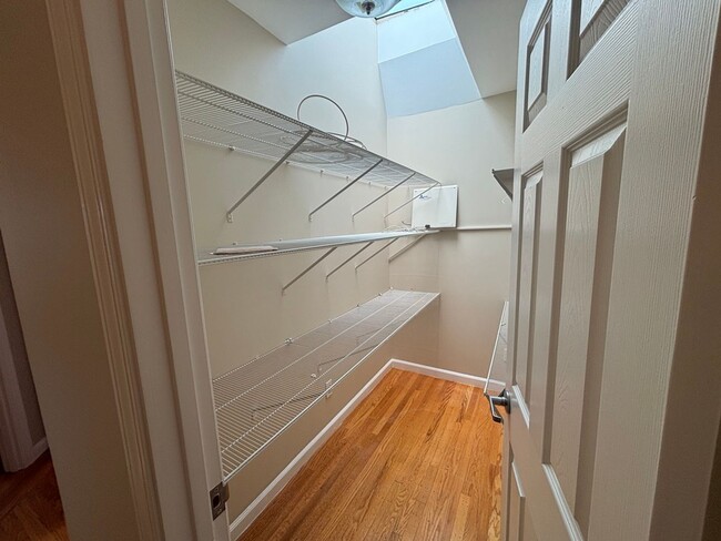 Building Photo - Bright & Spacious Single Family Home - Par...