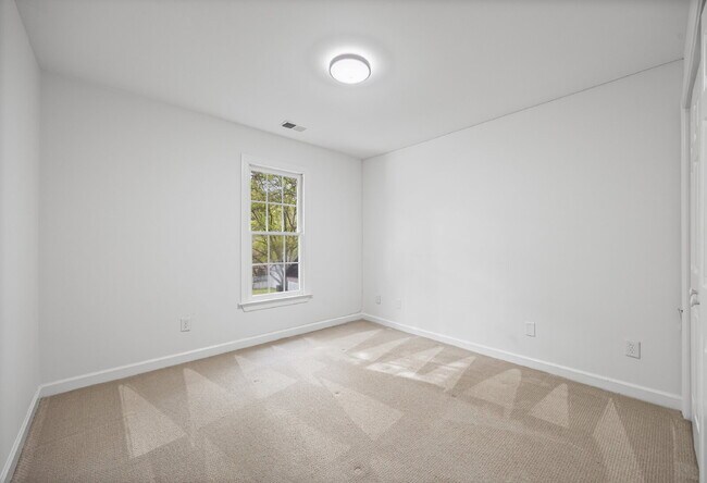 Building Photo - Prime Charlotte Location!