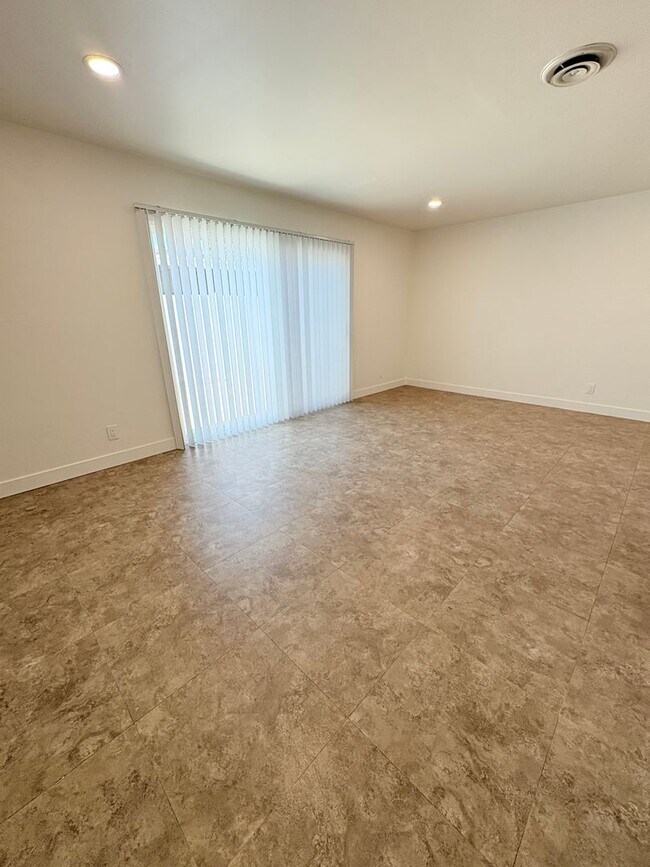 Building Photo - Beautiful 3 Bedroom Condo
