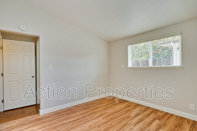 Building Photo - 1125 Burgoyne St