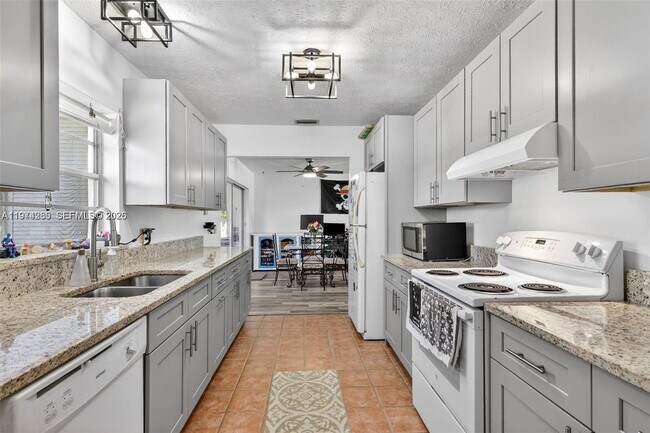 Building Photo - 1261 SE Mendavia Ave