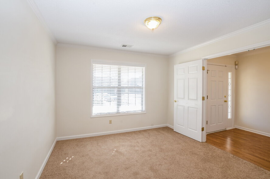 Building Photo - 8562 Shingle Oaks Dr