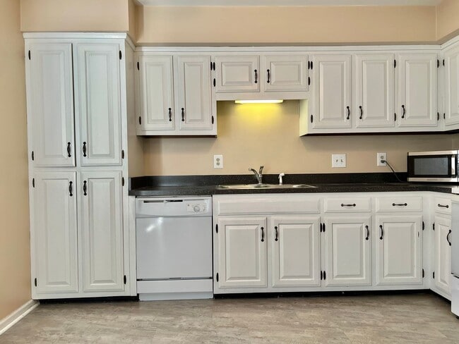 Building Photo - 2 Bed/ 1.5 Bath - Townhome in Cool Springs