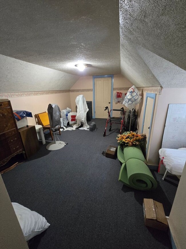Building Photo - Cozy Home