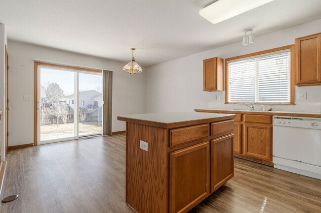 Building Photo - Great Ranch in the heart of Loveland!