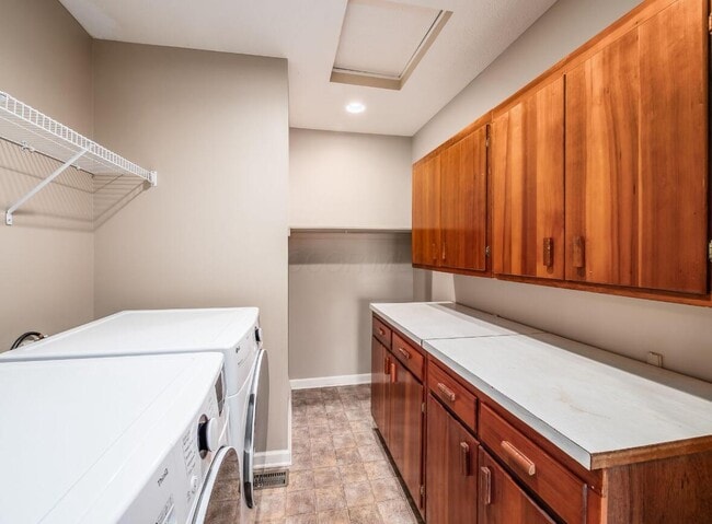 Building Photo - 6985 Kinsale Ln