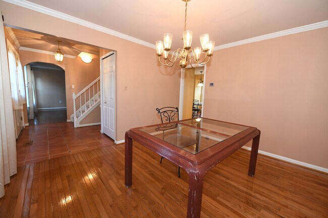 Building Photo - Gorgeous 4 BR 2+2 Baths Colonial - Finished Walk-Out Basement and Car Garage