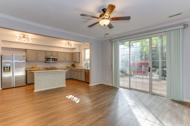 Building Photo - 119 Brassie Dr