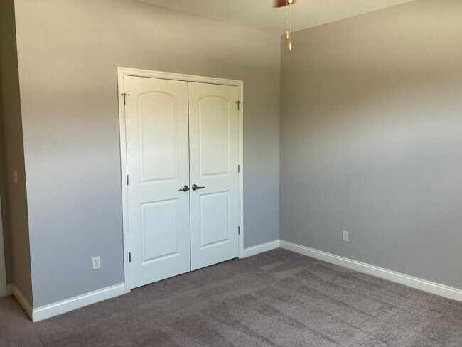 Building Photo - Bright 3BR Townhome with Bonus Room - Available NOW!