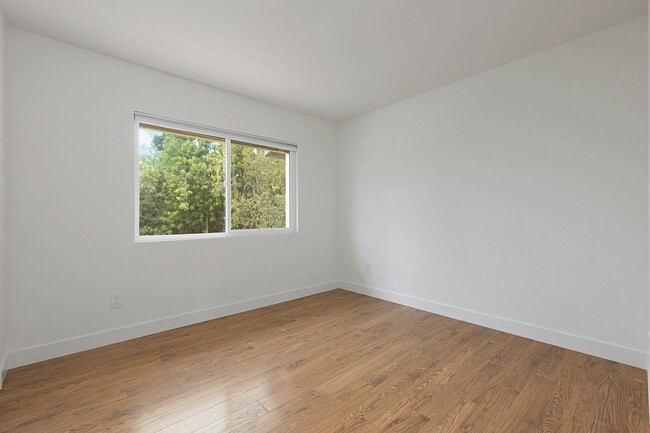 Building Photo - Updated Townhome in El Camino Club Estates!