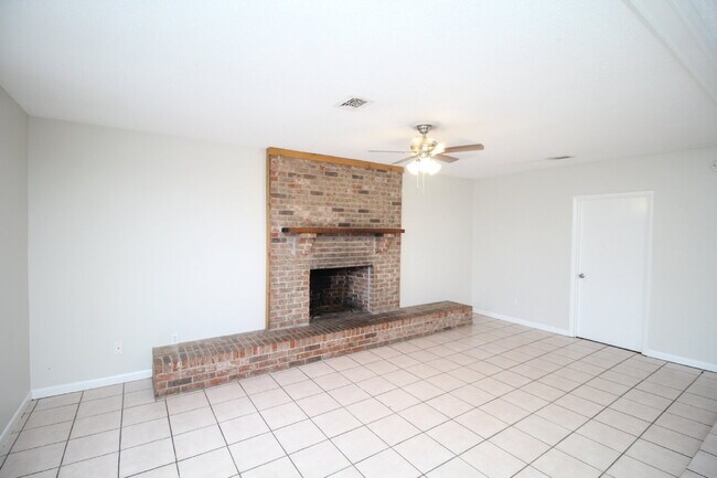 Building Photo - Hamilton Bridge Estates 3BR Brick Home Near Hwy 90, No Carpet & Open Living Space