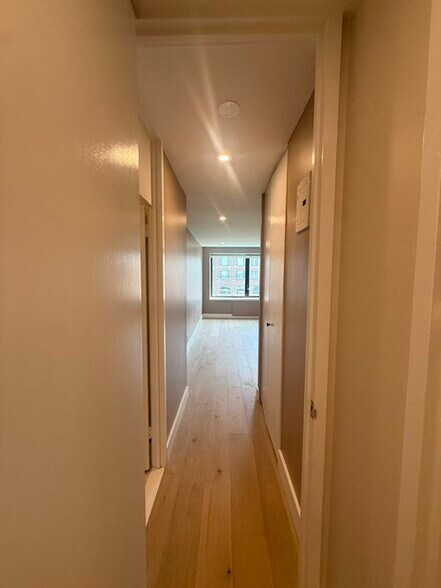 Building Photo - 65 E India Row