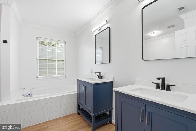 Building Photo - 11 St Marks Ct