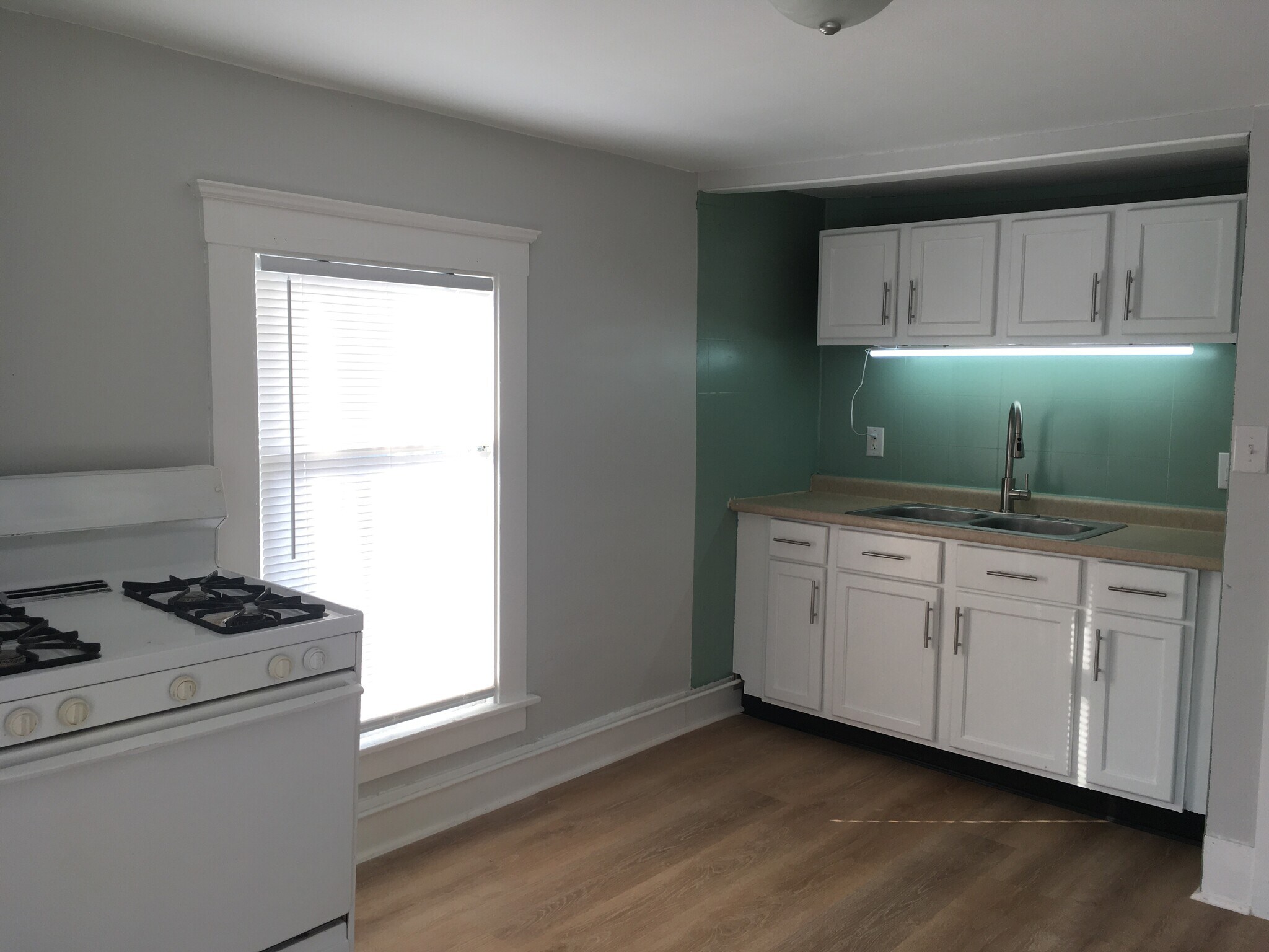 Kitchen - 219 W Oakland Ave