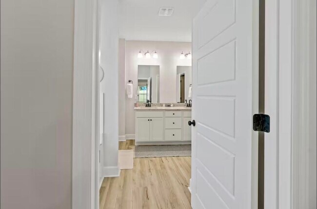 Building Photo - 2047 Hansel Hl Dr