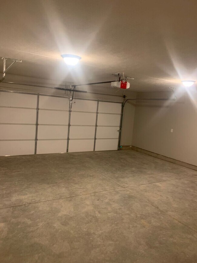 Building Photo - East Side Terre Haute - 5 Bedroom, 3 Baths, 2 Car Garage Home!