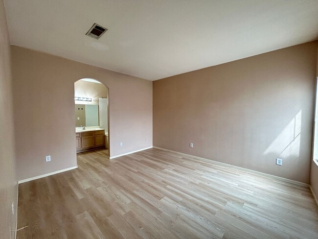 Building Photo - 1-Bed 1-Bath Condo in Guard Gated Community!