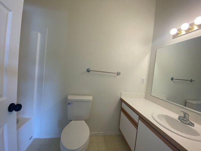 Building Photo - Large 3 bedroom, 2.5 bath duplex-just upda...